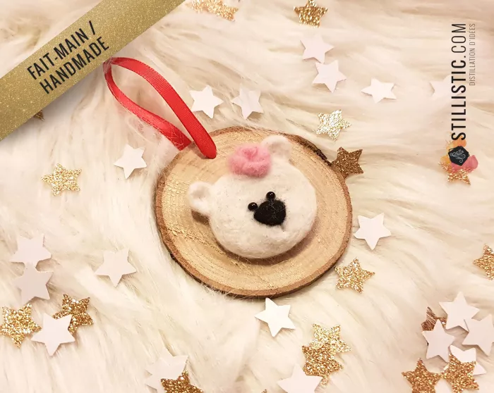 Décoration sapin de Noël Naturel Ours polaire et sa fleur Fait-main bois et laine feutrée à l'aiguille