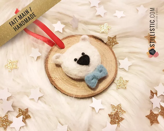 Décoration sapin de Noël Naturel Ours polaire noeud papillon Fait-main bois et laine feutrée à l'aiguille