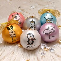 *** IMPATIENCE ***

Il me tarde de décorer mon sapin ! Pas vous ?! 
⠀
Envie de boules faites mains ? Personnalisées aux noms de vos enfants ? Peut-être aussi pour leur premier Noël ? Retrouvez sur la boutique les boules de Noël déclinées en 7 motifs (ours, panda, renard, chat, renne, licorne et le petit nouveay : le pingouin) et 6 couleurs (blanc nacré, rose nacré, bleu nacré, mauve nacré, or, argent)⠀
Incassables, elles sont en fait en liège pour s'inscrire au mieux dans une démarche éco-responsable !⠀⠀
Pourquoi du liège ? car le liège est naturel, recyclable, renouvelable et biodégradable. Et en plus il nous vient tout droit de chez nos amis Portugais pour un bilan carbone limité :)⠀⠀
***⠀⠀⠀⠀
Et retrouvez tous les articles de Noël sur l'e-shop (lien dans la bio) !⠀⠀⠀⠀⠀⠀⠀⠀⠀
***⠀⠀⠀⠀⠀⠀
⠀⠀⠀⠀⠀⠀
#xmastree #xmas #noel #diy #etsyfinds #etsygifts #sapin #giftidea #gift #cuteanimals #cadeau #ideecadeau⠀#vosjoliescommandes⠀#stillistic #illustration #creative #cute⠀⠀
#etsy #inspiration #etsyfr #handmadeisbetter⠀⠀⠀⠀⠀⠀⠀⠀⠀⠀⠀
#creatrice #deco #faitmain #handmade