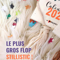 *** LE PLUS GROS FLOP STILLISTIC ***

"Tu devrais faire des calendriers !"
Le pire conseil qu'on m'ait donné !

À l’époque, j’y ai cru. Plusieurs personnes en réclamaient. J’ai appliqué ce conseil en pensant que c’était la clé du succès, que ce produit aller cartonner ! En plus j'y ajoutais ma petite touche : du papier ensemencé pour en faire un produit zéro déchet.

Alors j'ai fait mon calendrier, et même trois !
On travaille jamais assez !
J'ai travaillé mes grilles calendaires, que du bonheur, aligner 365 jours, mettre les dimanche et les jours fériés en couleur, placer les nouvelles lunes, les premiers quartiers, les pleines lunes, les derniers quartiers, faire des tests d'impressions, découper, perforer, assembler, emballer …
Bref, des heures et des heures de travail vous vous en doutez ...

Résultat ? En 3 ans, 1 vente … et la cliente était … une amie …
Mais, vous savez quoi ?! ça ne m'a pas servi de leçon, car je suis encore en train de travailler dur sur un produit que vous m'avez réclamé ! Allez, on dit 2 ventes pour celui-là ?!

Et vous ? un flop à me raconter dans votre boulot ?

***
Et si, par le plus grand des hasards, vous voulez un calendrier, les calendriers 2026 sont déjà en vente sur l'e-shop : www.stillistic.com

***

#stillistic #calendrier2026 #zerodechet #creatrice #faitmain