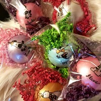 *** TRANSPARENCE ***

Il y a quelques jours on m'a demandé si mes boules de Noël étaient bien en verre et pas en plastique !
Voilà un sujet qui me tient à cœur : le choix des matières premières et leur provenance !

Vous le savez peut-être, j'attache énormément d'importance aux problématiques sociales et environnementales dans ma vie :)
J'essaie ainsi de privilégier pour mes produits qui ont impact environnemental réduit.

Côté matière, j'élimine au maximum les matières plastiques, privilégiant des "plastiques" bio-sourcés (pochettes d'emballage) mais aussi des matières naturelles sélectionnées avec soin (ex : plutôt toile de jute que coton, car moins gourmande en eau). Prochaine étape : banir les rubans en matière synthétique !

Côté provenance, je m'efforce donc de travailler avec la France (ex : toutes mes impressions sur tissu) mais aussi l'Espagne car j'habite tout prêt de la frontière (c'est le cas de tous mes sacs en toile de jute) !

Quand je ne trouve pas mon bonheur en France ou en Espagne, j'essaie d'identifier des fournisseurs européens (ex : boules de Noël en verre fabriquées en Pologne et, celles en liège, au Portugal)

Hélas, pour certains éléments, je n'ai pas encore trouvé d'alternatives "responsables" et il m'arrive donc, je dois l'avouer, de commander des matières premières "made in china" (ex: aprrêts en métal). Mais sachez que je suis en recherche constante de fournisseurs, ou de solutions pour améliorer l'impact de mes produits. J'opte ainsi pour le recyclage des emballages, la seconde main, afin de diminuer encore un tout petit l'empreinte environnementale de la boutique ...

Et vous, quels sont vos petits gestes au quotidien pour préserver la planète ?

***
Boules incassables en liège à retrouver sur l'e-shop http://www.stillistic.com 
Livraison garantie avant Noël pour toute commande passée jusqu'au 13 décembre !

***
#stillistic #FaitMainAvecAmour #CadeauxOriginaux #creatrice #noel2024 #cadeaunoel #EcoFriendly #InstaShopping
#artisanat #faitmain #deco #handmadeisbetter 
#ideescadeaunoel
#decorationdenoel #noel #christmas #joyeuxnoel
#ideescadeaux #noel2024 #christmas #creatrice
 #faitmain #etsyfr