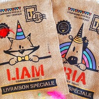 *** DERNIERS JOURS & NOUVEAUTE ***

Et oui, la pré-commande de Pâques se termine déjà demain !
Plus que 2 jours pour commander vos sacs en toile de jute à prix réduits, et vos coupons illustrés !

Alors j'en profite aujourd'hui pour vous présenter un tout nouveau produit : la pochette cadeau en toile de jute !
Vous connaissiez déjà les sacs en toile de jute Stillistic, grandes capacités, à remplir et à nouer d'un joli ruban.
Voici donc la pochette cadeau, toujours personnalisable au prénom de votre enfant, et toujours en toile de jute (j'y tiens, pour son côté naturel et plus écologique que le coton), dans laquelle vous pourrez glisser vos cadeaux !
Un velcro au dos vous permettra de fermer cette pochette en toute simplicité.
Un emballage réutilisable ultra pratique pour les fêtes, anniversaires, baptêmes et autres occasions !
Renard ou Licorne, elle peut même être aussi déclinée avec les motifs de Noël, Pâques ou Halloween si vous le souhaitez (sur commande).

Alors, ça vous plait ? Qu'en pensez-vous ?

***
Pré-commande (prix réduit) jusqu'au 30 mars sur mon e-shop http://www.stillistic.com
Livraison garantie avant le 20 avril !

***
#stillistic #ArtisanatFrançais #IdéeCadeau #creatrice #paques2025 #naissance #ZéroDéchet #InstaShopping #childrenillustration #art #autoentreprise #faitmain #babygift