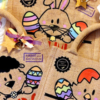 *** SAC PÂQUES ***
Aujourd'hui, je vais vous parler plus en détail des petits sacs de Pâques que je propose sur la boutique !
Il s'agit de petits sacs en toile de jute (matière naturelle et biodégradable, moins gourmande en eau que le coton) d'un format 26x22 cm (+ les anses et un soufflet de 14cm) qui permettra à vos petits bouts de chou de ramasser tout plein d’œufs en chocolat le jour de Pâques !
Pour ce sac de Pâques, j'ai choisi 3 motifs : un petit lapin rigolo, un petit agneau tout tendre, et un petit poussin adorable, ainsi que leurs œufs en chocolat colorés !
Un design transféré par mes soins (via marquage DTF, un procédé plus responsable) puis retravaillé et personnalisé à la main par mes soins.
Et en bonus : 1 petit ornement à attacher à la anse (2 jolis rubans, 1 étoile pailletée dorée en bois peinte à la main, 1 grelot cloche et 2 petits grelots colorés !
Petit bonus : si vous avez envie de faire un geste supplémentaire pour la planète, il est possible de choisir le sac double face ! Un seul et même sac pour Pâques et Halloween : plus écologique et plus économique !
Et toujours la possibilité de les personnaliser au prénom de votre enfant :)
***
Pré-commande (prix réduit) jusqu'au 15 mars sur mon e-shop www.stillistic.com
Livraison garantie avant Pâques !

***
#stillistic #ArtisanatFrançais #IdéeCadeau #creatrice #paques2025#naissance #ZéroDéchet #InstaShopping #childrenillustration #art #autoentreprise #faitmain #babygift