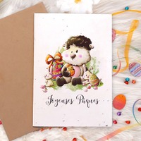 ** DU CHOCOLAT ET DES FLEURS **

Et si cette année, vous offriez du chocolat et de belles fleurs sauvages à semer pour Pâques ?!
Voilà deux petites nouveautés qui s'ajoutent à la gamme de cartes de voeux sur papier ensemencé ! Le principe ? Des cartes de voeux qui n'iront pas, cette fois-ci, à la poubelle car si vous ce papier, si vous le déchirez et le plantez, il fera pousser de jolies fleurs dans votre jardin ou sur votre balcon ! Un peu plus de poésie jointe à vos cadeaux gourmands en cette période où le printemps nous donne envie de planter et semer pour s'entourer de jolies fleurs :) Une idée originale pour faire plaisir à vos proches !

Et vous, le printemps aussi vous fait cet effet-là ? L'envie de se remettre au jardin, de s'entourer de fleurs, de plantes ? de faire renaître la nature dans son chez-soi ?

***
Cartes de voeux en papier ensemencé disponibles sur l'e-shop en quantité limitée !
RDV sur www. stillistic.com

***
#stillistic #FaitMainAvecAmour #CadeauxOriginaux #creatrice #EcoFriendly #InstaShopping #promo #paques #paques2025 #zerodechet 
#illustrationforchildren #artisanat #faitmain #deco #handmadeisbetter