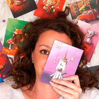 *** PRESENTATION ***

Comme depuis ces derniers mois, il y a quelques nouveaux par ici, je me suis dit que c'était l'heure de (re)faire les présentations !

Donc je suis Nathalie, 40 ans (ouch ça fait mal), j'habite à Tarbes dans les Hautes-Pyrénées et je suis une passionnée de couleurs et de mignonneries animalières (ceci inclut les vidéos de chiots golden retriever bien-sûr, surtout quand ils jouent avec du citron) !

Petite, je rêvais de devenir dessinatrice chez la souris aux grandes oreilles (si vous voyez de qui je parle) ! Les animaux, les couleurs, l'humour, la magie ont bercé mon enfance.

Je travaille comme graphiste dans une agence de communication depuis bientôt 20 ans et, en parallèle, j'ai monté ma micro-entreprise Stillistic il y a bientôt 10 ans ! 
J'y crée des illustrations de petits animaux colorés et malicieux que je décline en carte de vœux, objets décos et cadeaux pour les petits (et les grands) enfants !
Je fourmille d'idées et remplis des carnets entiers de gribouillages pour de futurs projets qu'il me tarde de créer et de vous présenter !
Et si mes illustrations vous font esquisser un sourire ou, mieux, retrouver votre âme d'enfant, je considèrerais ma mission comme accomplie :)

Au-delà de mon e-shop stillistic.com, je propose aussi des prestations d'illustration mais aussi de graphisme et webdesign ux/ui en freelance !

Côté loisirs, je suis bien évidemment une accro de diy et de loisirs créatifs. Peinture, tricot, macramé, broderie, crochet, gravure, laine feutrée, ... J'adore apprendre de nouvelles techniques, commencer de nouveaux projets ... mais j'avoue, pas tellement les finir (mais je me soigne) ! Après quelques années de pilates, j'ai découvert le yoga en 2018 et je ne peux plus m'en passer ! J'adore aussi marcher, les randonnées dans la nature et la lecture !

Je crois avoir fait à peu près le tour, mais n'hésitez pas si vous avez des questions !
J'y répondrais avec plaisir :)

Illustration jeunesse | Artisanat | Créatrice et illustratrice française | Graphisme et webdesign freelance