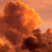 *** LIRE DANS LES NUAGES ***

Vous savez que mon but, c'est de vous faire retrouver votre âme d'enfant !
Alors, j'ai décidé que chaque mois, j'allais faire travailler votre créativité :) ca faisait un petit moment que je voulais le faire, alors let's go !
On va s'amuser, on va lâcher prise et donner libre cours à notre imagination :
Chaque mois, un dimanche soir (pour oublier un peu que le lundi arrive), je vais vous proposer une photo de nuage 
et à vous de me dire ce que vous voyez dedans ! Un animal, un objet, ... peu importe ! 
Plongez-vous dans ces formes abstraites et ces couleurs et laissez parler votre imagination !

Allez, on commence maintenant, j'attends vos commentaires !

#liredanslesnuages #imagination #creativite #stillistic