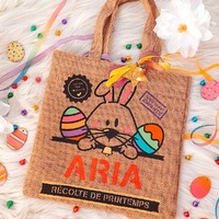 *** SAC PÂQUES ***

Aujourd'hui, je vais vous présenter plus en détail le sac de Pâques !
Il s'agit d'un petit sac en toile de jute (matière naturelle et biodégradable, moins gourmande en eau que le coton) d'un format 25x25 cm (+ les anses) qui permettra à vos petits bouts de chou de ramasser tout plein d'oeufs en chocolat le jour de Pâques !

Pour ce sac de Pâques, j'ai choisi un petit lapin rigolo et oeufs en chocolat colorés !
Un design transféré par mes soins (via marquage DTF, un procédé plus responsable) puis retravaillé et personnalisé à la main par mes soins.
Et en bonus : 1 petit ornement à attacher à la anse (2 jolis rubans, 1 étoile pailletée dorée en bois peinte à la main, 1 grelot cloche et 2 petits grelots colorés !

Petit bonus : si vous avez envie de faire un geste supplémentaire pour la planète, il est possible de choisir le sac double face ! Un seul et même sac pour Pâques et Halloween : plus écologique et plus économique !

Et toujours la possibilité de les personnaliser au prénom de votre enfant :)

***
Pré-commande (prix réduit) jusqu'au 30 mars sur mon e-shop http://www.stillistic.com
Livraison garantie avant le 20 avril !

***
#stillistic #ArtisanatFrançais #IdéeCadeau #creatrice #paques2025#naissance #ZéroDéchet #InstaShopping #childrenillustration #art #autoentreprise #faitmain #babygift