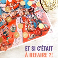 *** ET SI C'ETAIT A REFAIRE ?! ***
Ca vous arrive de faire des choses et de vous demander : et si c'était à refaire, est-ce que je le referais ?!
Ca vous arrive de vous lancer tête baissée dans un projet, souvent un peu trop gros, et de vous demander ensuite si vous avez bien fait, si vous n'allez pas le regretter ?!
Ce calendrier de l'avent, c'est le projet qui a bien failli faire capoter toute la collection de Noël !
Une grosse illustration, avec des tas de détails, c'est tellement chronophage ! J'ai cru ne jamais arriver à terminer à temps !
Le comble ?! Cette illustration c'était pile ce qui se passait dans ma tête ! Ces petits lutins qui s'agitent dans tous les sens, qui font des tas de bêtises, qui se disent qu'ils ne vont jamais y arriver ... et cette voix de la sagesse dans ma tête qui te dit "mais non, respire, prend le temps, prend plaisir à dessiner, tout va bien se passer" lol
Ainsi est né le calendrier des petits bonheurs, créé un peu dans la douleur mais ... pour vous faire du bien !!!
Chaque jour une case à gratter, et derrière chaque case une petite idée pour vous faire du bien ou faire du bien autour de vous :)
Et vous ? Qu'est-ce que vous referiez dans votre vie, votre travail, ces dernières semaines ?!
Ou qu'est-ce que vous ne referiez surtout pas ?!
***
Calendrier de l'avent à gratter "Les petits bonheurs" disponible sur l'e-shop !
Un calendrier de l'avent bienveillant pour se faire du bien et faire du bien aux autres !
Chaque jour de décembre, grattez une pastille dorée et révélez une idée de petit bonheur pour égayer votre journée ou celle des autres !
Calendrier de l'Avent | Noël Bienveillant | Petits bonheurs du quotidien | Prendre soin de soi et des autres