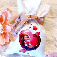 *** OCTOBRE ROSE ***

Comme chaque année, le mois d'octobre est l'occasion de parler du cancer du sein.
Cette maladie qui touche, fait souffrir et nous enlève tant d'entre nous.
L'occasion de récolter de l'argent pour la recherche, pour la prise en charge des malades.
Mais aussi l'occasion de rappeler que le dépistage est tellement important.

Parce que, non, le cancer du sein n'arrive pas qu'aux autres !
1 femme sur 8 est touchée, tous les âges sont concernés, et même parfois les hommes.

Alors je pense qu'Octobre Rose doit être un moment qui nous rassemble, qui nous rappelle de prendre soin de nous mais aussi des autres.
Et faire que ce mois puisse donner le ton pour la suite de l'année : que l'on cultive la bienveillance, l'empathie et la solidarité.

Et pour vous, qu'évoque Octobre Rose ?
Avez-vous prévu de participer à des événements ?

***
Pochettes "Loutre cœur" disponibles.
Un don sera reversé à l'Institut Curie. 
Renseignements et commandes uniquement en mp.
***

#octobrerose #cancerdusein #depistage #stillistic